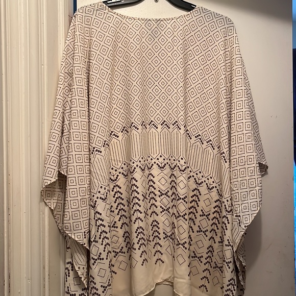 🤍”Final Nwt Absolutely Gorgeous Poncho bait wing top with bronze studs 4X/5X - Picture 7 of 7